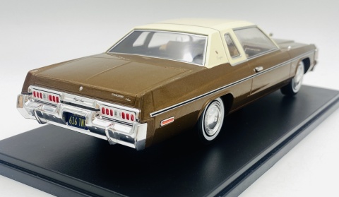 DODGE Royal Monaco Coupe 1977 model WB124261 METAL WhiteBox 1:24 brązowy