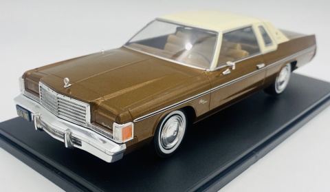 DODGE Royal Monaco Coupe 1977 model WB124261 METAL WhiteBox 1:24 brązowy