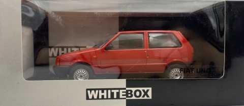 FIAT Uno (1983) model WB124257 METAL WhiteBox 1:24 czerwony