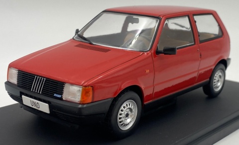 FIAT Uno (1983) model WB124257 METAL WhiteBox 1:24 czerwony