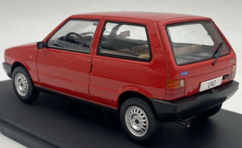 FIAT Uno (1983) model WB124257 METAL WhiteBox 1:24 czerwony