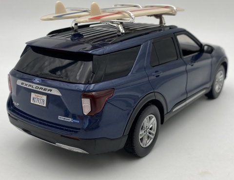 Ford Explorer XLT 2022 surfing z zestawem kempingowym 1:24 Motormax 79724