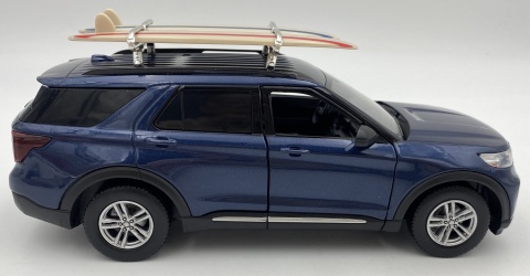 Ford Explorer XLT 2022 surfing z zestawem kempingowym 1:24 Motormax 79724
