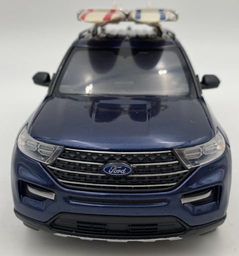 Ford Explorer XLT 2022 surfing z zestawem kempingowym 1:24 Motormax 79724