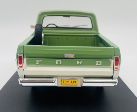 Ford F-100 (1970) pick-up model WB124252 METAL WhiteBox 1:24 jasny zielony