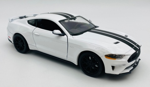 Ford MUSTANG GT 5.0 2018 model 1:24 Motormax 79352 biały