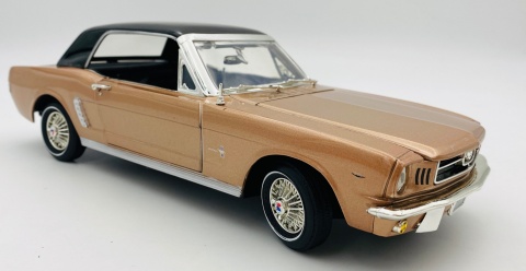 Ford Mustang 1/2 1964 1:18 model Motormax 73164 jasny brązowy