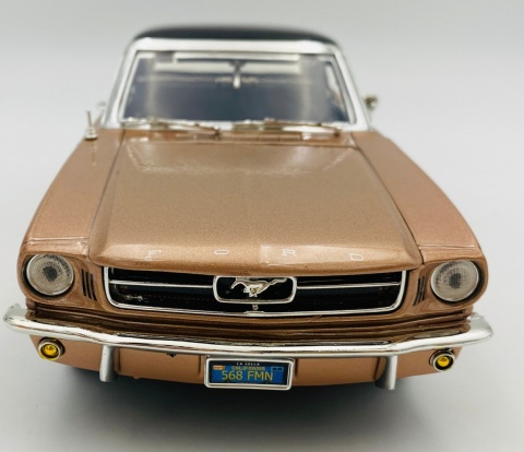 Ford Mustang 1/2 1964 1:18 model Motormax 73164 jasny brązowy