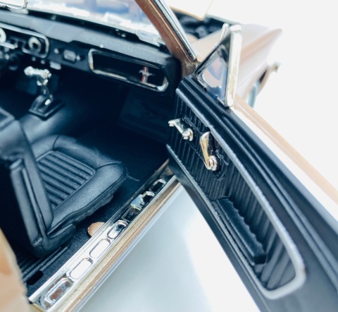 Ford Mustang 1/2 1964 1:18 model Motormax 73164 jasny brązowy