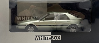 Mazda 323 F WhiteBox 124259 model 1:24 jasny zielony