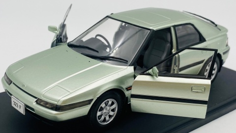 Mazda 323 F WhiteBox 124259 model 1:24 jasny zielony
