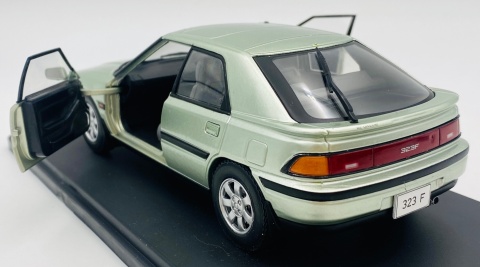 Mazda 323 F WhiteBox 124259 model 1:24 jasny zielony