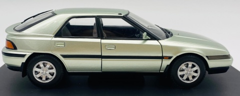 Mazda 323 F WhiteBox 124259 model 1:24 jasny zielony