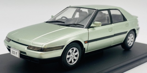 Mazda 323 F WhiteBox 124259 model 1:24 jasny zielony