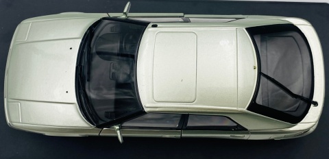 Mazda 323 F WhiteBox 124259 model 1:24 jasny zielony