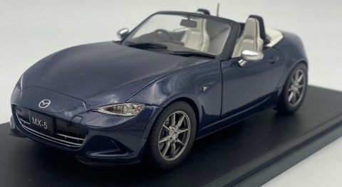 Mazda MX-5 ND Miata 2019 roadster WhiteBox 124251 model 1:24 granatowy