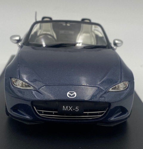 Mazda MX-5 ND Miata 2019 roadster WhiteBox 124251 model 1:24 granatowy