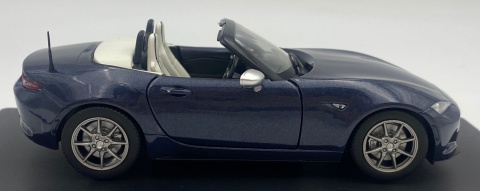 Mazda MX-5 ND Miata 2019 roadster WhiteBox 124251 model 1:24 granatowy