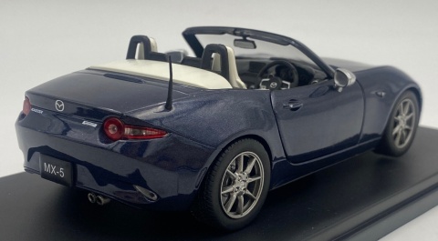 Mazda MX-5 ND Miata 2019 roadster WhiteBox 124251 model 1:24 granatowy