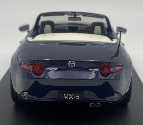 Mazda MX-5 ND Miata 2019 roadster WhiteBox 124251 model 1:24 granatowy