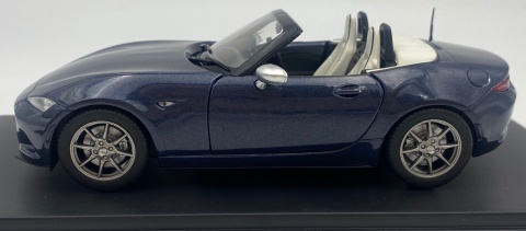 Mazda MX-5 ND Miata 2019 roadster WhiteBox 124251 model 1:24 granatowy