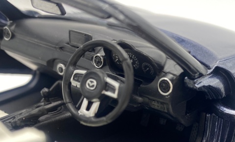 Mazda MX-5 ND Miata 2019 roadster WhiteBox 124251 model 1:24 granatowy