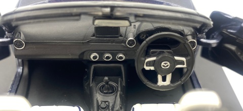 Mazda MX-5 ND Miata 2019 roadster WhiteBox 124251 model 1:24 granatowy