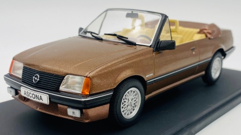 Opel Ascona C Cabrio 1985 model 124255 WhiteBox 1:24 brązowy