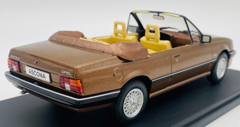 Opel Ascona C Cabrio 1985 model 124255 WhiteBox 1:24 brązowy