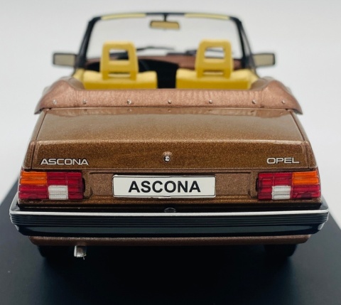 Opel Ascona C Cabrio 1985 model 124255 WhiteBox 1:24 brązowy