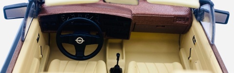 Opel Ascona C Cabrio 1985 model 124255 WhiteBox 1:24 brązowy