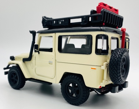 Toyota FJ 40 Hard Top 1:24 Off Road Series Motormax 79137 beżowy