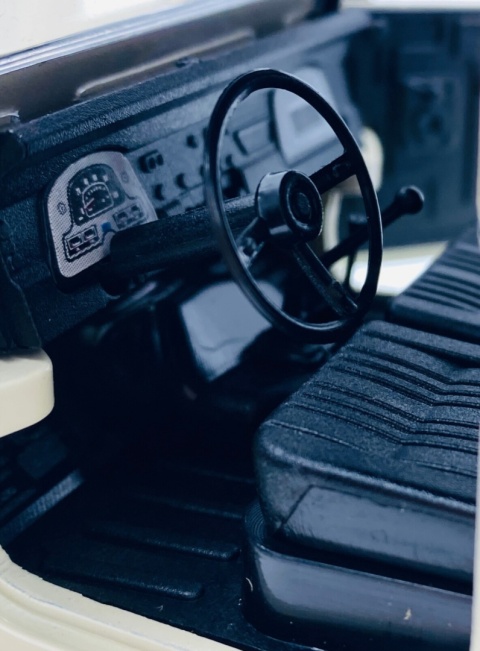 Toyota FJ 40 Hard Top 1:24 Off Road Series Motormax 79137 beżowy