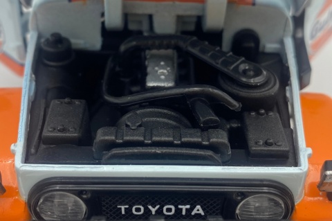 Toyota FJ40 Land Cruiser with GULF Livery model 1:24 Motormax 79658