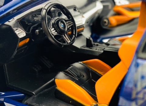 BMW M4 Red Bull światło dźwięk model METAL 1:24 MSZ 68292