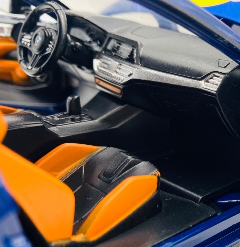 BMW M4 Red Bull światło dźwięk model METAL 1:24 MSZ 68292