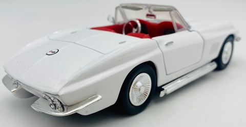 Chevrolet CORVETTE 1967 Cabrio 1:24 Motormax 73224 biały