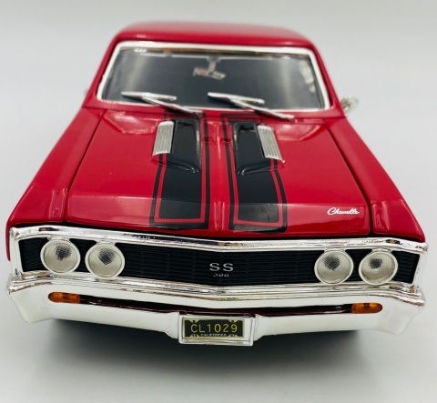 Chevy CHEVELLE SS 396 1:18 model Motormax 73104 czerwony z pasami