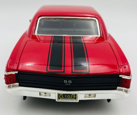 Chevy CHEVELLE SS 396 1:18 model Motormax 73104 czerwony z pasami