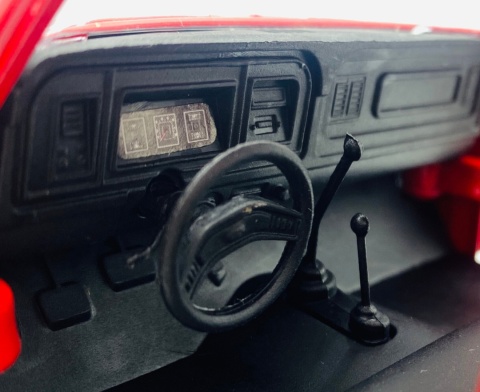 Ford Bronco (hard top) 1978 1:24 Motormax 79373 czerwony