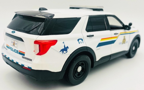 Ford Interceptor Police Canada RCMP 2022 Hybrid model 1:24 Motormax 76989