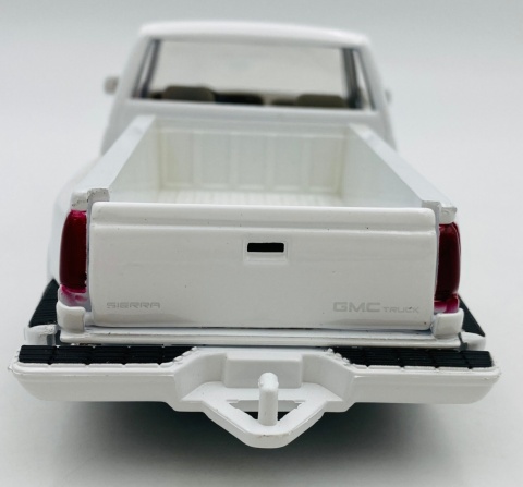GMC Sierra GT Pickup 1992 1:24 Motormax 73204 biały