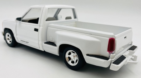 GMC Sierra GT Pickup 1992 1:24 Motormax 73204 biały