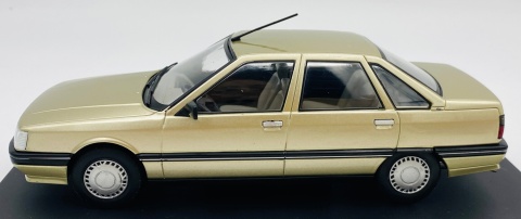 Renault 21 1986 beżowy WhiteBox 124254 model 1:24