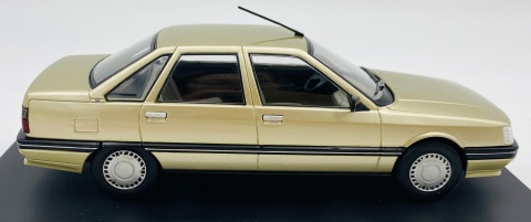 Renault 21 1986 beżowy WhiteBox 124254 model 1:24