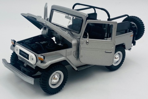Toyota FJ 40 open top 1:24 Motormax 79330 srebrny