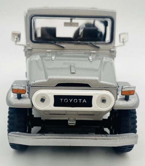 Toyota FJ 40 open top 1:24 Motormax 79330 srebrny