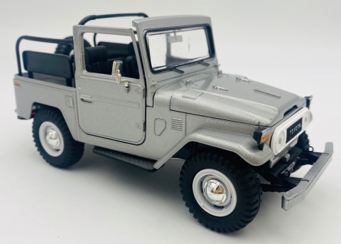 Toyota FJ 40 open top 1:24 Motormax 79330 srebrny