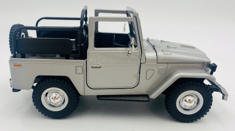 Toyota FJ 40 open top 1:24 Motormax 79330 srebrny