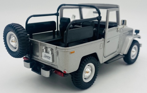 Toyota FJ 40 open top 1:24 Motormax 79330 srebrny